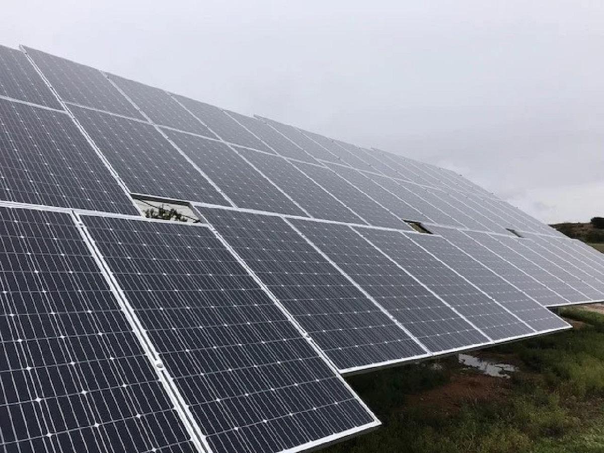 La desaladora se alimentaría prácticamente de la energía de paneles solares.