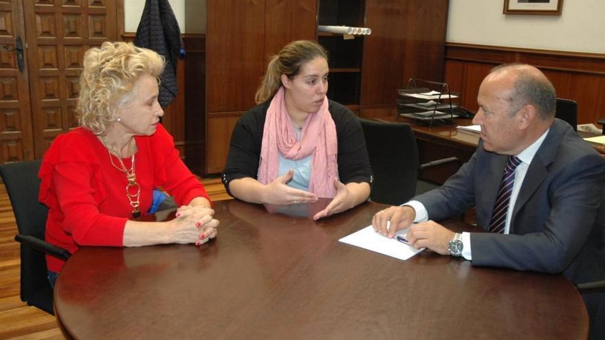 José María Barrios y Atilana Martínez reciben a Cristina Fernández.