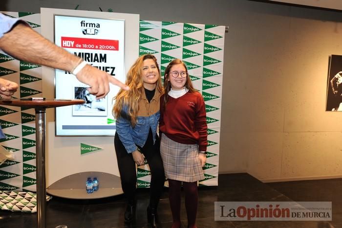 Miriam Rodríguez firma discos en El Corte Inglés