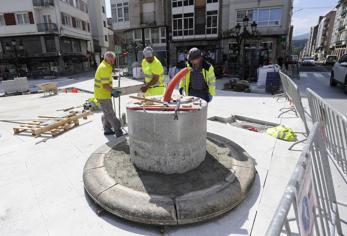 A ESTRADA. ESTADO OBRAS A FAROLA COLOCACION PIEDRAS LUGAR A FAROLA PLAZA GALICIA