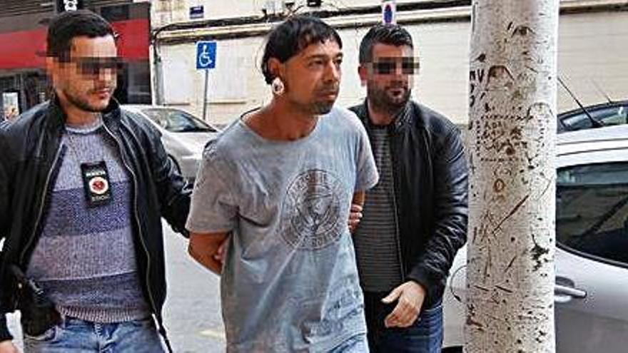 El acusado, el belga B.P., es trasladado por la Guardia Civil al juzgado de guardia, que lo envió a prisión a la espera de juicio.