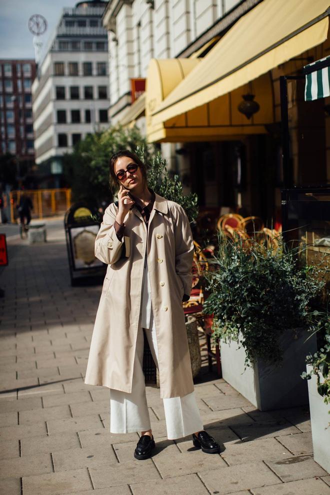 Combinados con gabardina, los mocasines son el zapato plano más cool de los meses de invierno