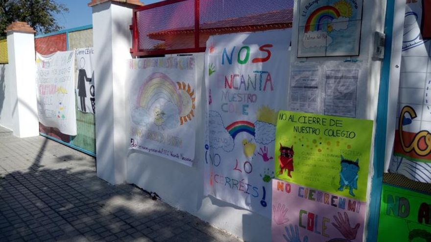 La comunidad educativa ha empapelado la fachada del colegio de Infantil para pedir que no lo cierren.