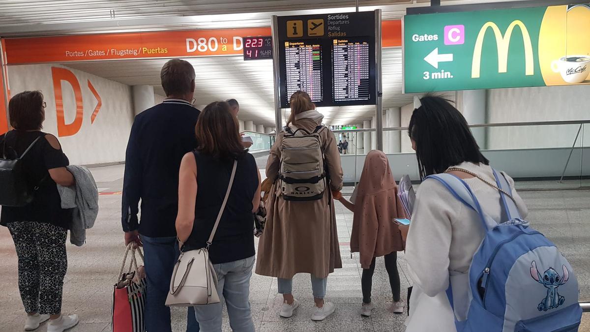 Retrasos de hasta hora y cuarto en el aeropuerto de Palma