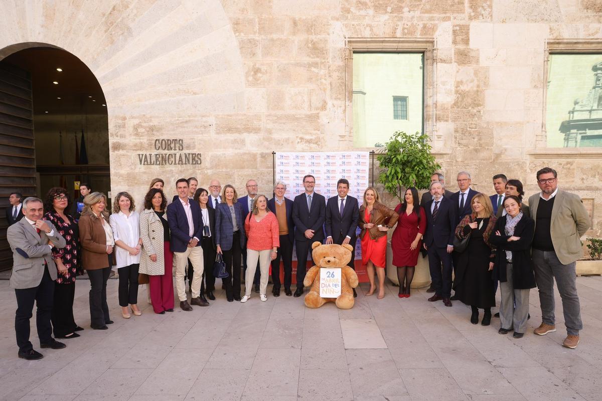 Los jugueteros, con el president de la Generalitat, la consellera Nuria Montes y los representantes de los distintos grupos de las Cortes.