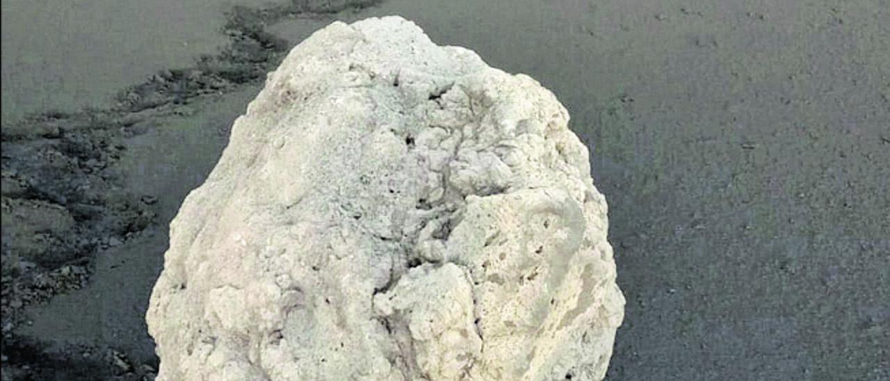 Una roca sedimentaria corre ladera abajo de piroclastos en La Palma.