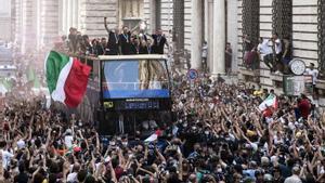 La selección italiana de fútbol celebra el triunfo en la Eurocopa por las calles de Roma.