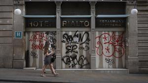 El Hotel Rialto, situado en la calle de Ferran, cerrado por la pandemia.  