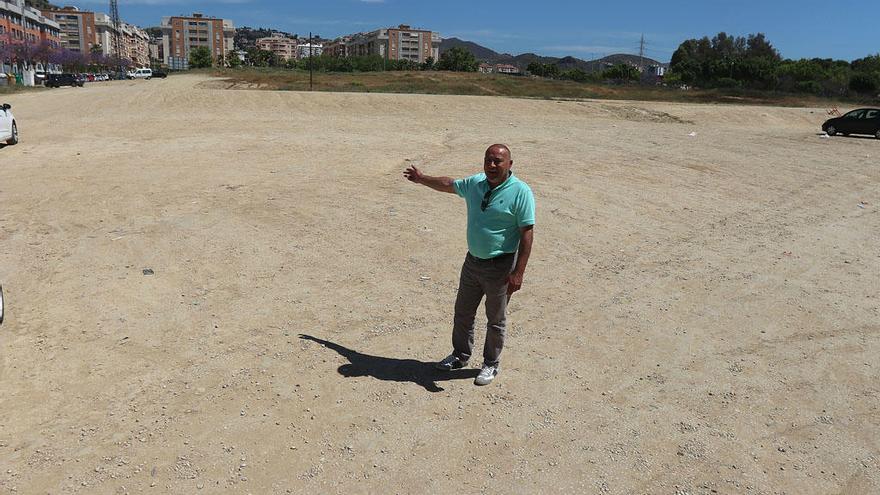 El presidente vecinal de El Romeral, Romualdo Núñez, la semana pasada en la parcela municipal más grande del barrio, la que se encuentra entre las calles Eolo y Margarita Xirgu.