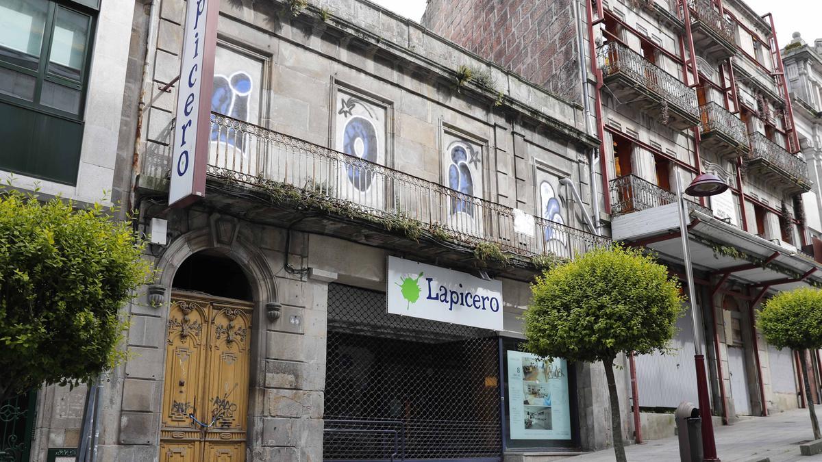 Edificio situado en el número 49 de la calle Velázquez Moreno.