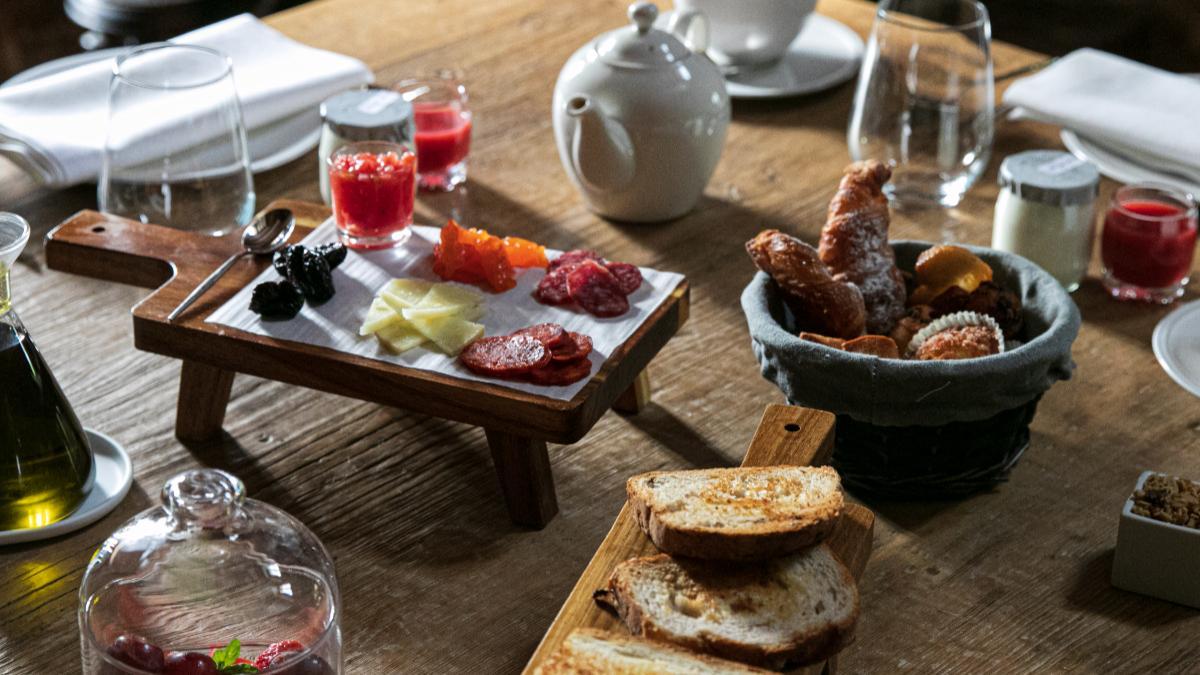 En Molino de Alcuneza, el desayuno es una de las experiencias más cuidadas: pan recién horneado, dulces artesanos y una selección de productos de proximidad para empezar el día mirando al paisaje.