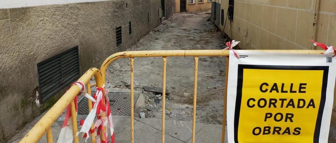 Los accesos a la calle San Pedro de Plasencia, cortados por obras.