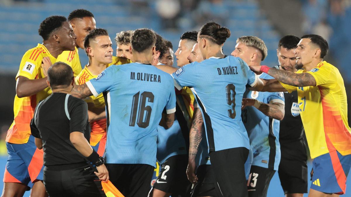 Los jugadores de Uruguay y Colombia, enzarzados en una discusión.