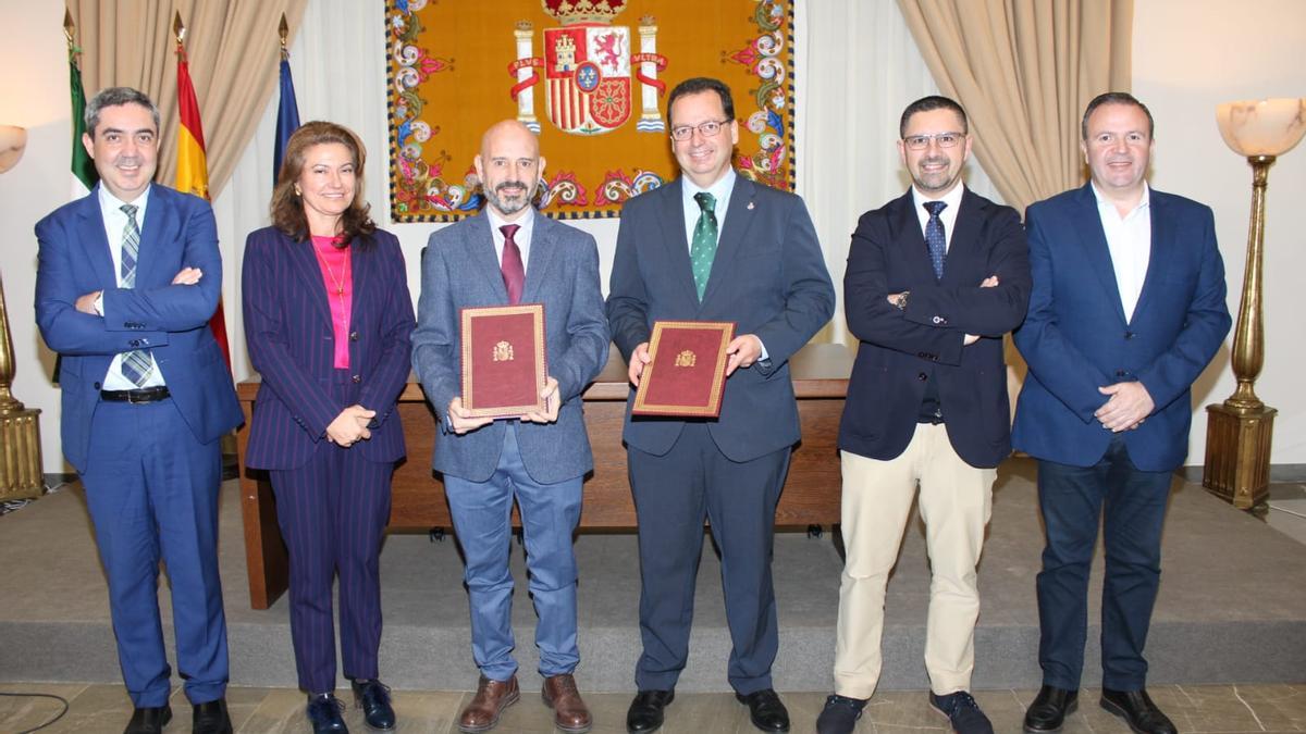 Firma del acuerdo entre el subdelegado del Gobierno y el Colegio de Gestores Administrativos.