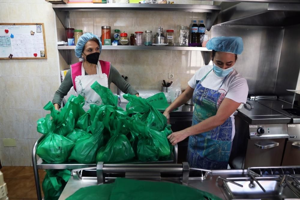 Reparto de menús navideños en el Comedor de Santo Domingo