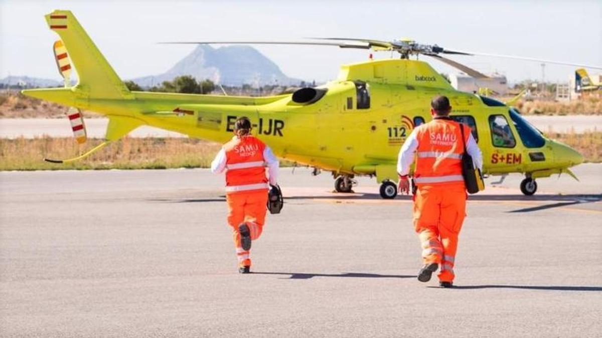 Un helicóptero medicalizado transportó al joven al Hospital La Fe de València.