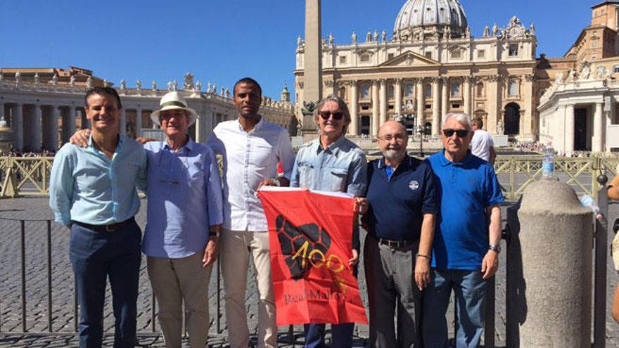 Paco Llabrés, segundo por la izquierda, durante la visita de RCD Mallorca al Vaticano el pasado mes de diciembre.