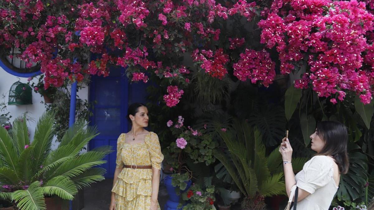 Dos mujeres se fotografían en el patio de Marroquíes 2, este sábado.