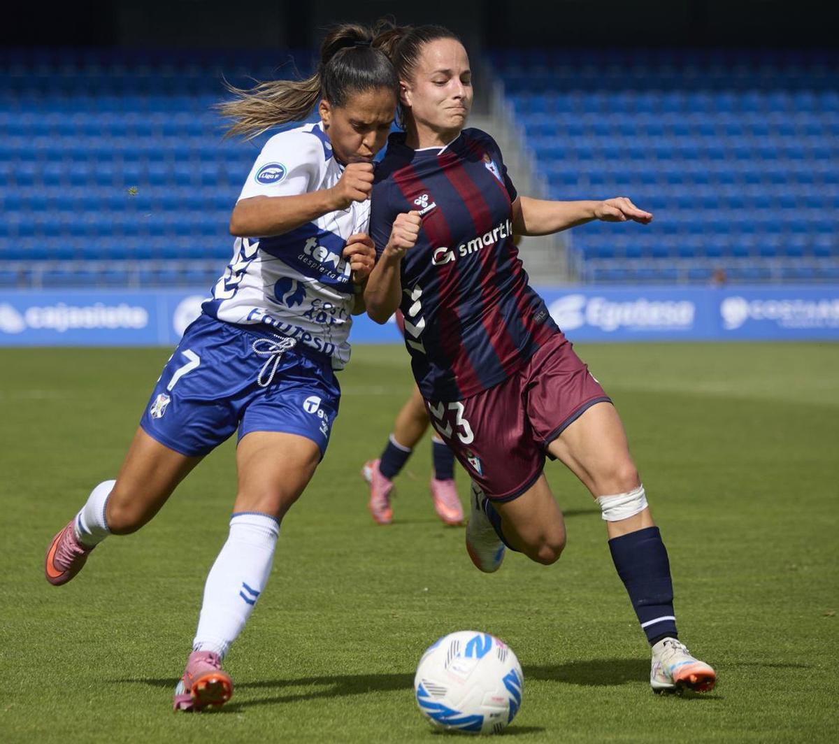 Duelo entre Sakina Ouzraoui y Garazi Facila en el partido de la primera vuelta.  | LIGA F