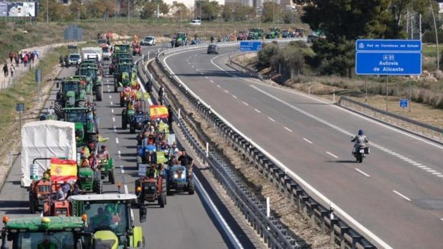 400 tractores y 2.000 personas cortan la autovía A-31