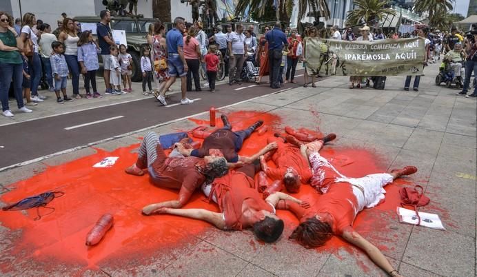 LAS PALMAS DE GRAN CANARIA A 03/06/2017.Protesta de activistas por el Día de las Fuerzas Armadas en Plaza de las Islas Canarias. FOTO: J.PÉREZ CURBELO