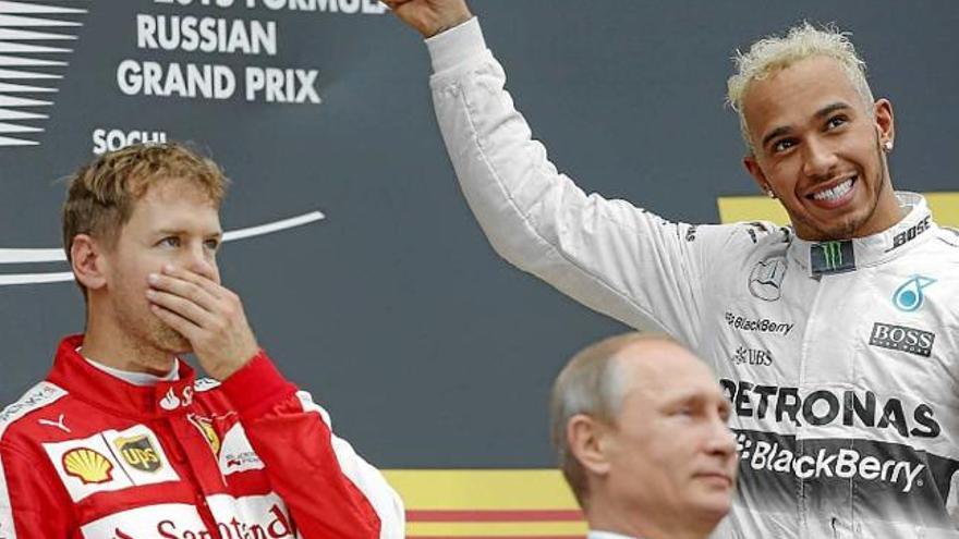 Vettel i Hamilton al podi, amb Vladimir Puttin en primer pla