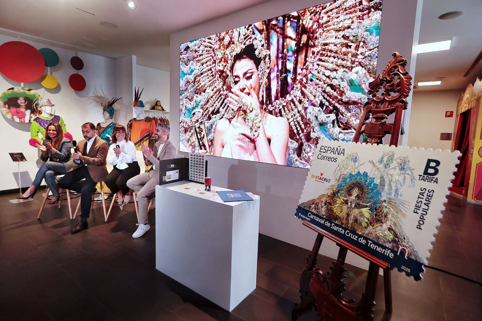 Correos presenta el sello de la reina del Carnaval de Santa Cruz 2024