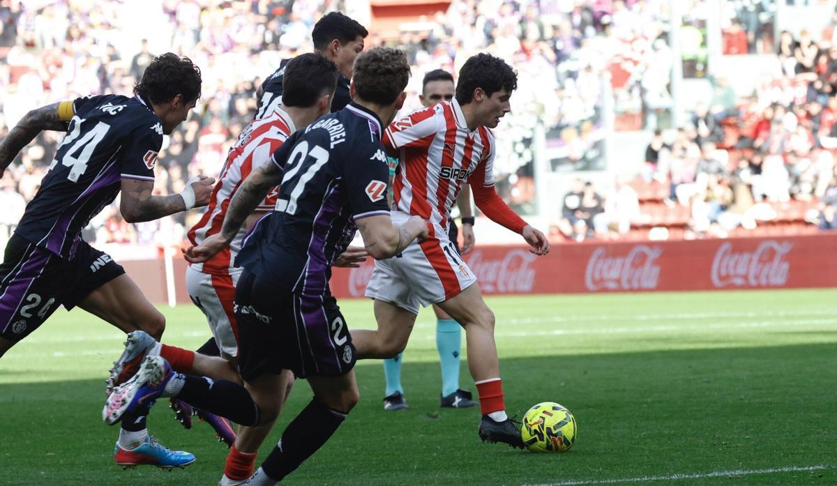 Un acción del Sporting-Valladolid