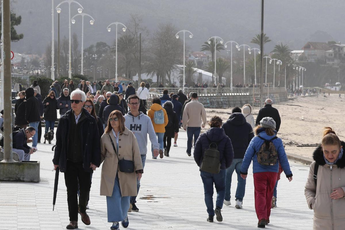 Gente paseando por Samil.