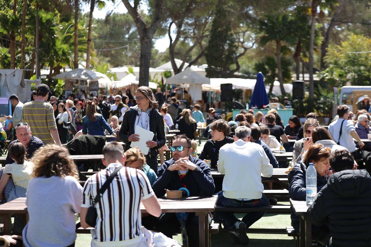 Todas las imágenes del primer día de la temporada del Hippy Market Punta Arabí en Ibiza