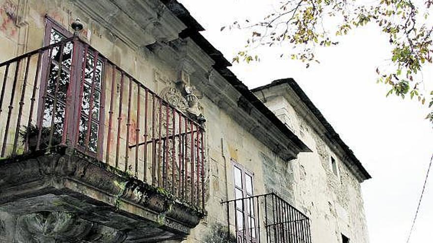 Una de las fachadas mejor conservadas del palacio de Mon, en San Martín de Oscos.