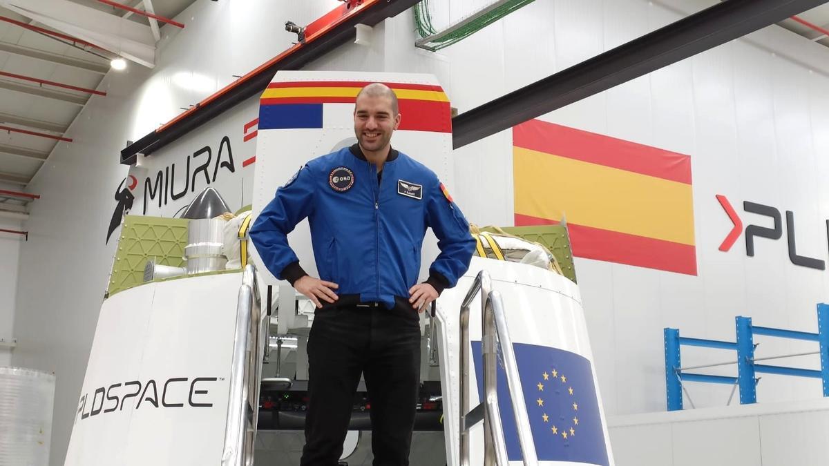 El astronauta Pablo Álvarez sube a la cápsula Lince, que desarrolla PLD Space, en las instalaciones de la empresa en Elche (Alicante).