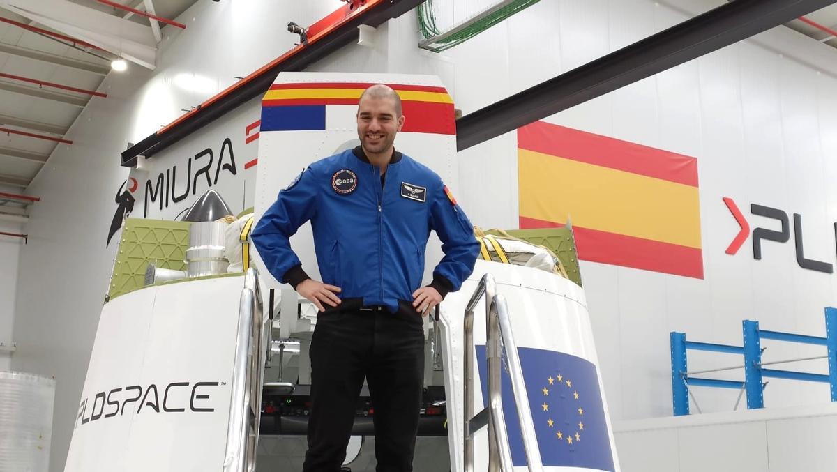 El astronauta Pablo Álvarez sube a la cápsula Lince, que desarrolla PLD Space, en las instalaciones de la empresa en Elche (Alicante).