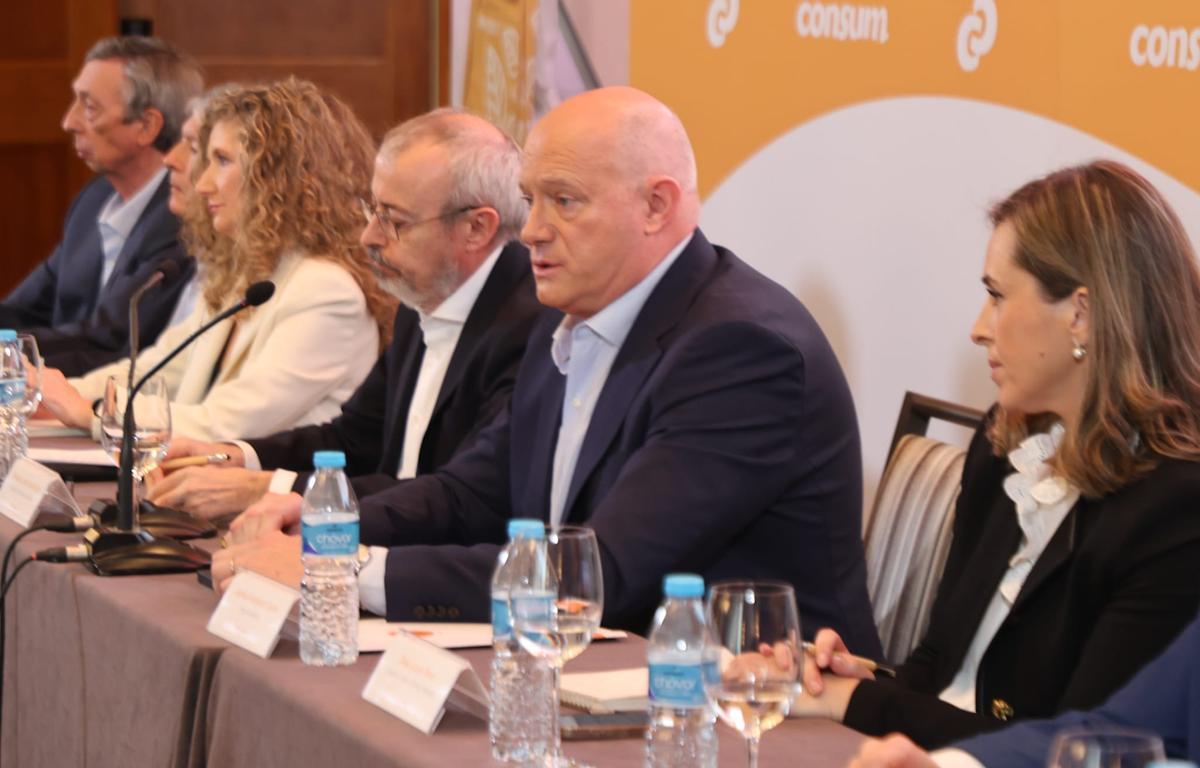 Antonio Rodríguez, en el centro, con otros mientros del comité de dirección de Consum.
