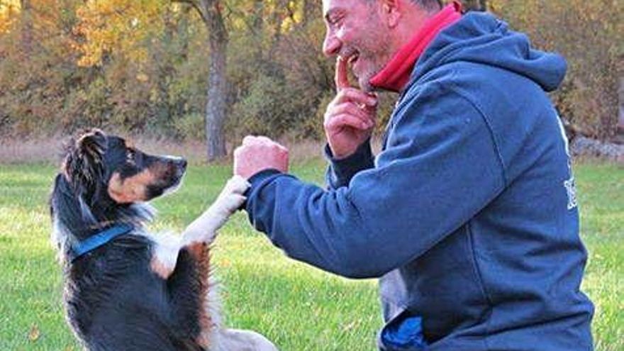 El educador canino Jose Manuel Mollón, junto a un perro.