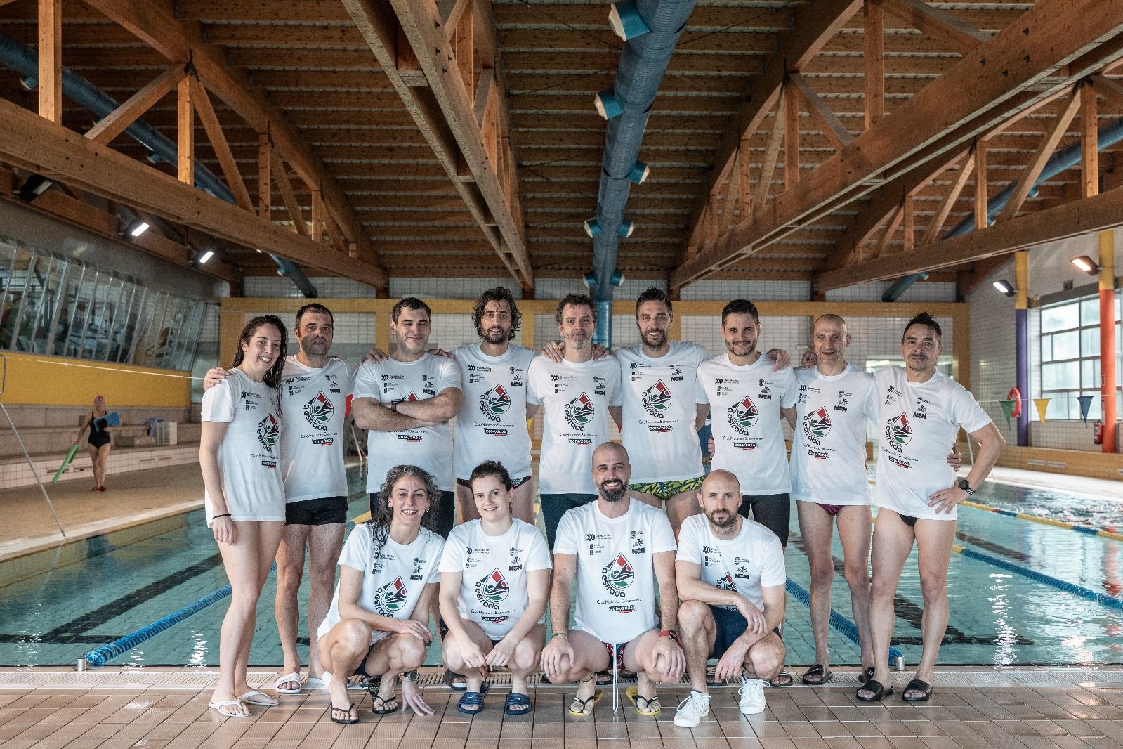 Equipo máster del CNS A Estrada CNS en la piscina climatizada de la Agasp.