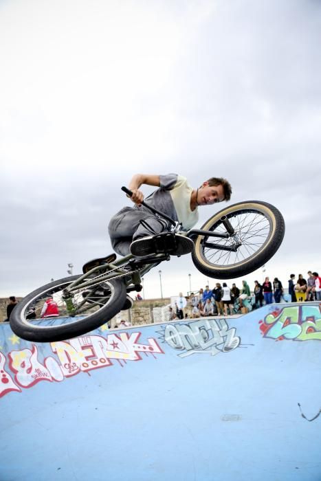 Espectáculo de BMX en el skatepark de Cimadevilla