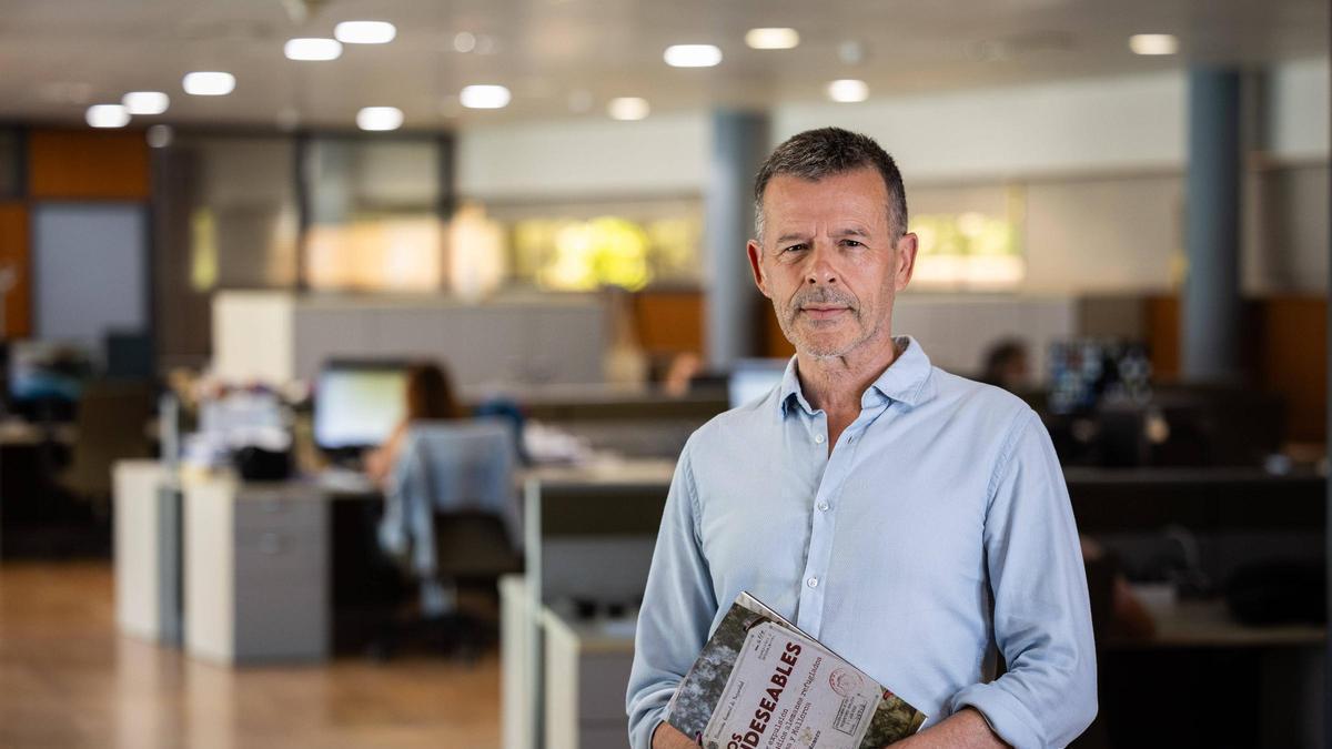José Miguel L. Romero, con su libro.