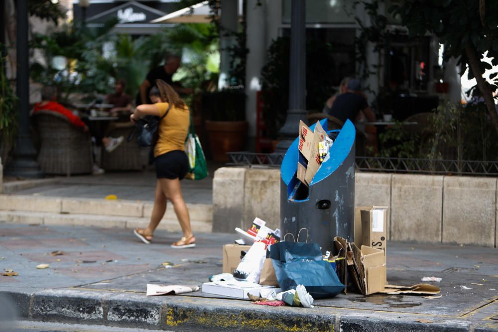 La basura vuelve a acumularse tras la segunda noche de huelga