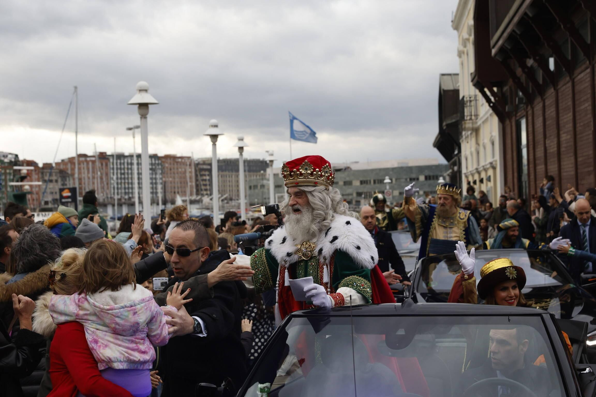 En imágenes: Los Reyes Magos desembarcan en Gijón