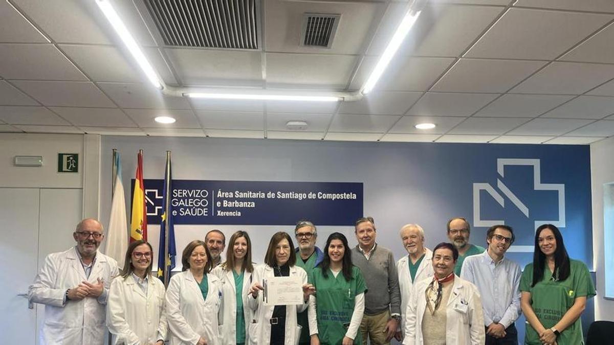 Juan Suárez Antelo, tercero por la derecha de verde, en marzo junto a compañeros y directivos del CHUS.