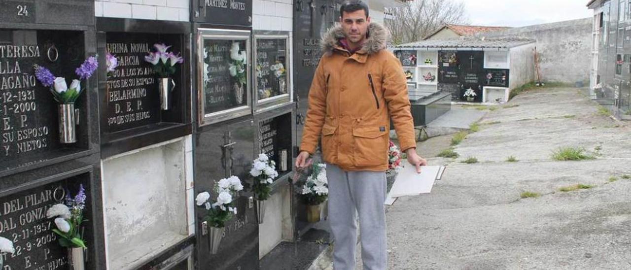 Enrique González muestra los daños ocasionados por los cacos en el cementerio de El Cuto.