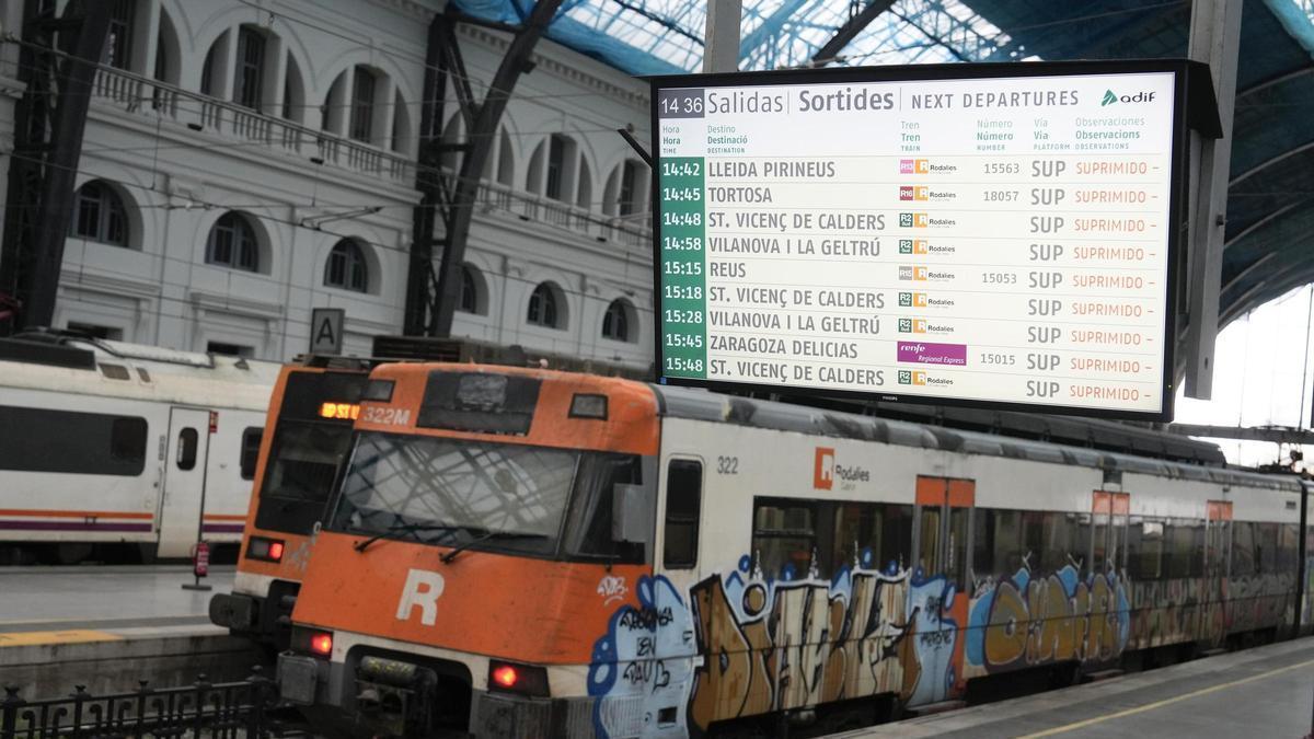 Trenes fuera de servicio en la Estació de França después de que se haya interrumpido el servicio de trenes de cercanías, regionales y media distancia en toda Catalunya