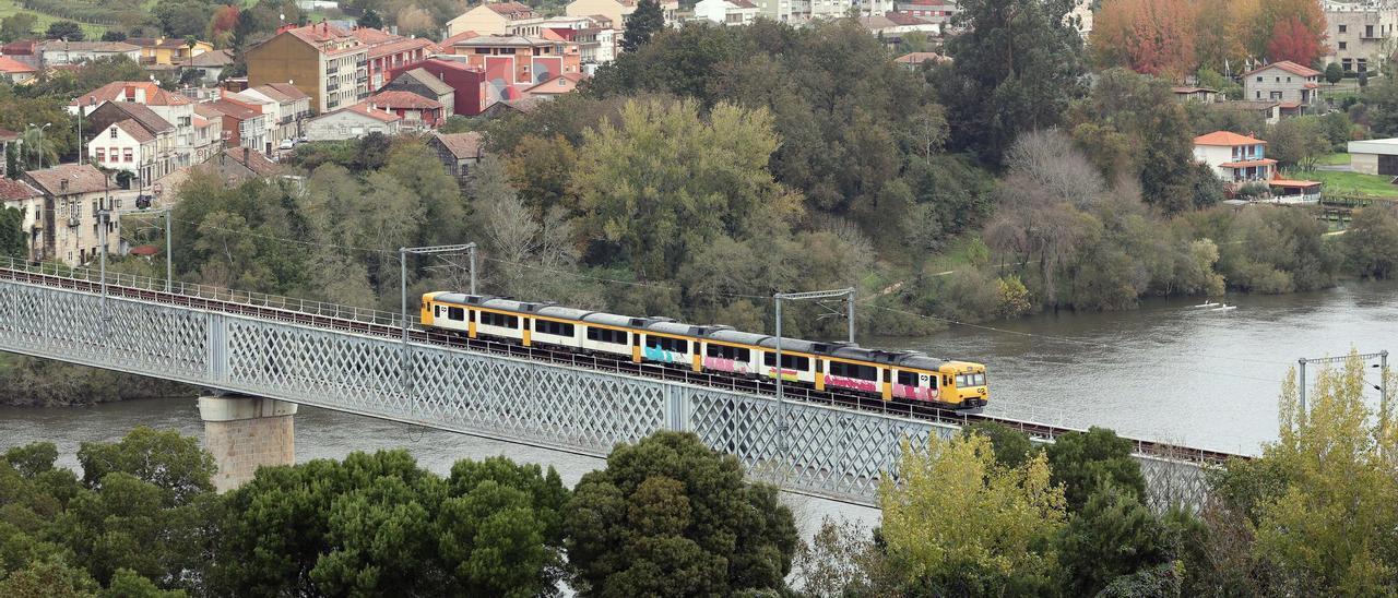 Tren Celta entre Vigo y Oporto a su paso por el Puente Internacional sobre el Miño, entre Tui y Valença