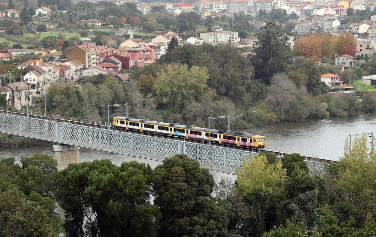 Tren Celta entre Vigo y Oporto a su paso por el Puente Internacional sobre el Miño, entre Tui y Valença