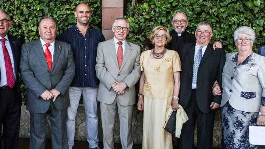 Carmen Amada González, Mario Álvarez y Ascensión Fernández, con miembros de la asociación &quot;Vegas Bravas&quot; y autoridades.