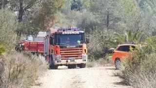 Sofocan un incendio provocado por un rayo en una zona de difícil acceso de Ontinyent