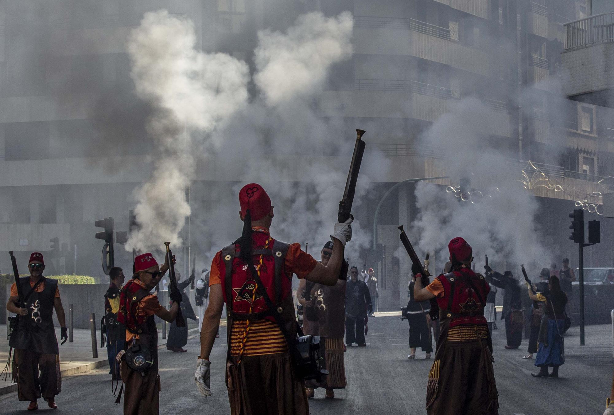 El potente Alardo de los Moros y Cristianos despierta a Elche