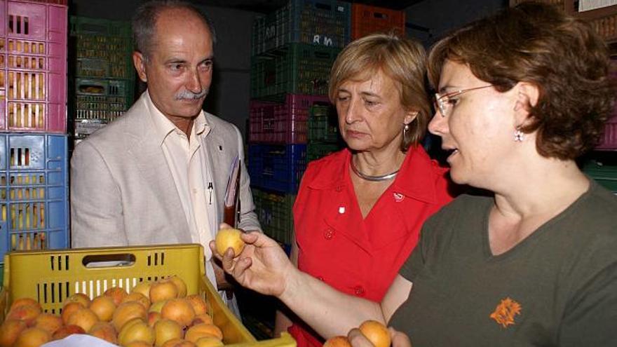 Mercè Amer durante la visita a la Cooperativa Agrícola.