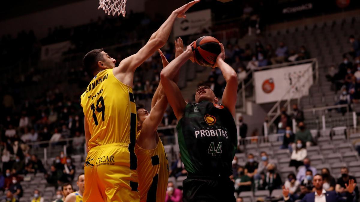 El alero del Joventut Joel Parra (d) intenta anotar ante Giorgi Shermadini.